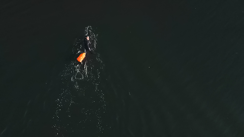 Trening pływacki jezioro